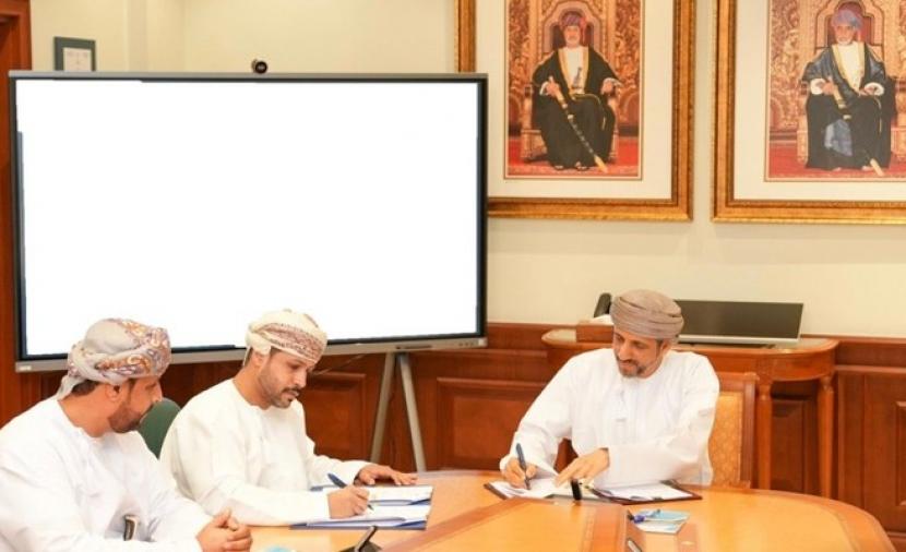 توقيع عقدي انتفاع لإقامة منتجع سياحي في الحمراء وفندق بولاية مرباط 