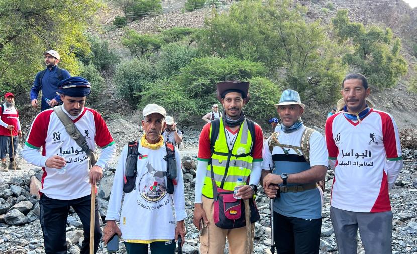 58 مغامرا يقطعون 40 كيلومترا في “مسار التحدي والمغامرة” من إزكي إلى بركة الموز