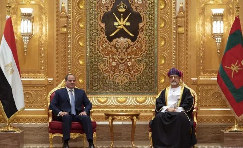 جلالة السلطان في مقدمة مستقبلي الرئيس المصري