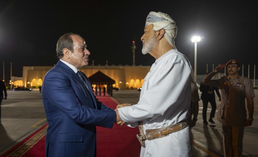 بالصور.. جلالة السلطان في مقدمة مودعي السيسي