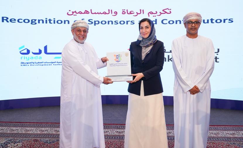 تعزيز الشراكة بين جامعة السلطان قابوس وبنك مسقط دعمًا لمعرض مشروعات التخرج 
