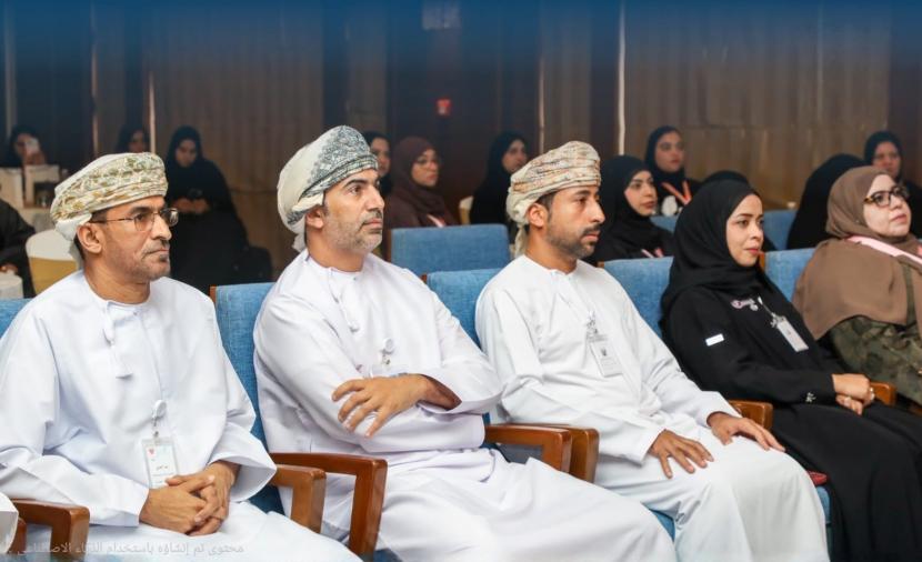 مؤتمر طبي بالرستاق يستعرض دور القابلات في تعزيز صحة الأم والمواليد 