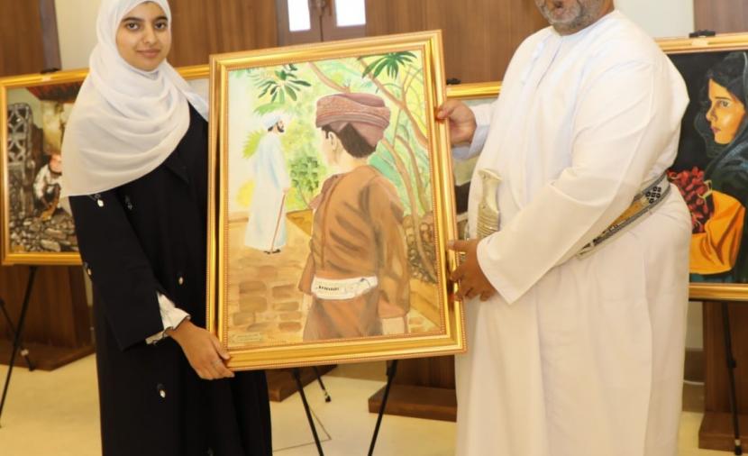 استعراض إبداعات الطلبة بمعرض "تجلي في روح عمان" في بهلاء 