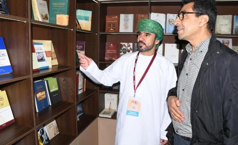 بـ65 إصدارا و7 مجلات محكمة.. جامعة السلطان قابوس تشارك في 