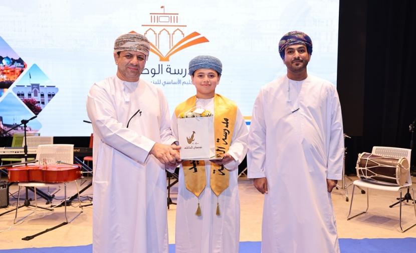 الاحتفاء بالطلبة المجيدين في مسقط تقديرا لتفوقهم الدراسي.. ويحيى الغافري يؤكد دور التعليم في التنمية الشاملة