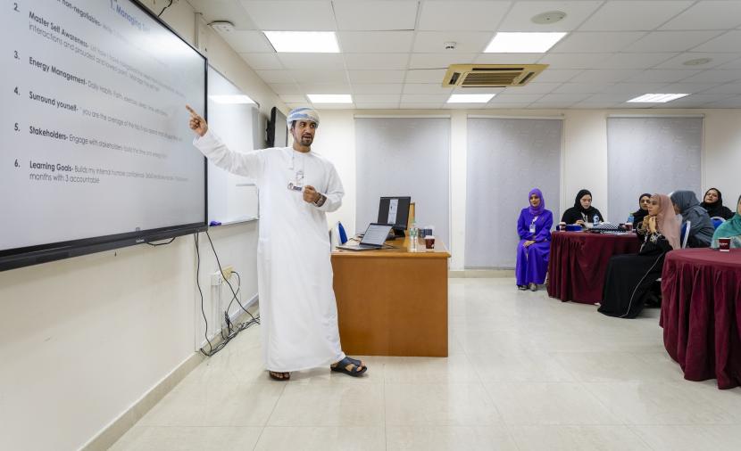 حلقة عمل حول القيادة وبناء الفريق في جامعة التقنية والعلوم التطبيقية