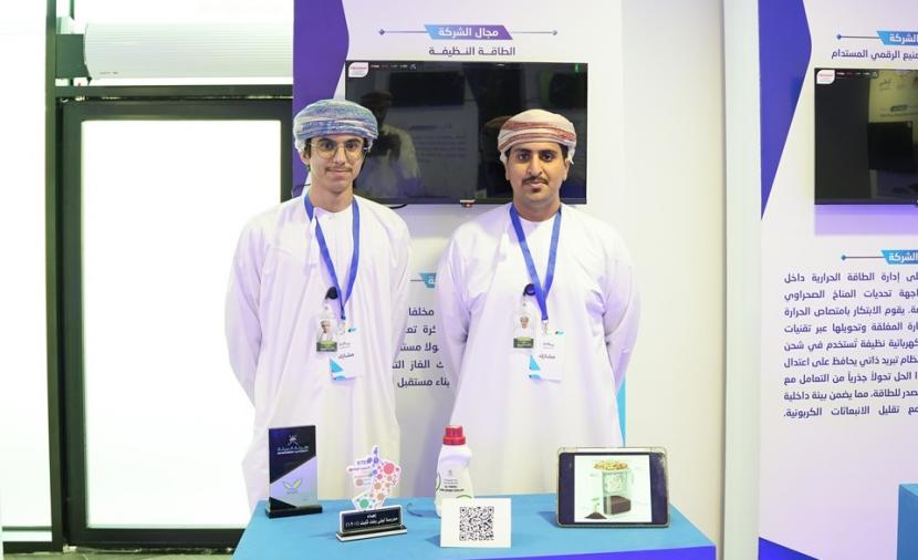 طلبة جامعة صحار يبتكرون مشروعًا لتوليد الطاقة من مخلفات الطع