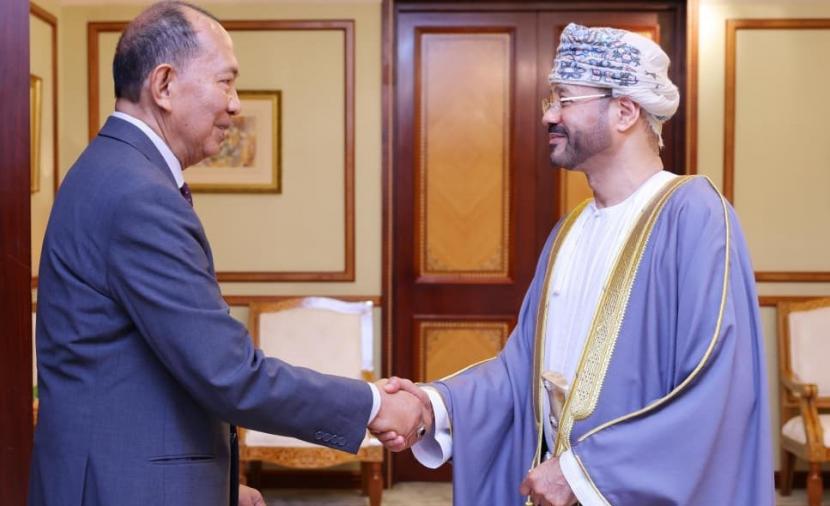 وزير الخارجية يودّع سفراء إندونيسيا وسويسرا والهند