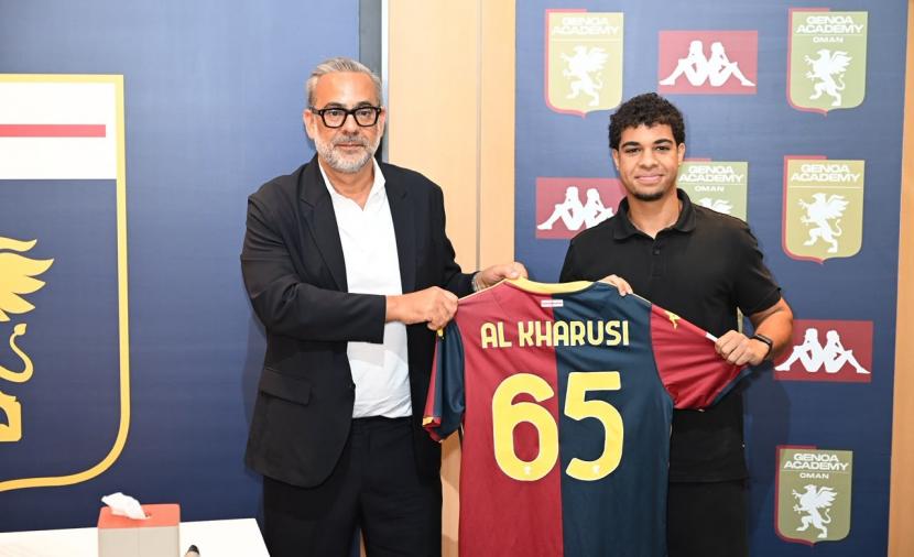 جنوة الإيطالي يوقع عقدًا احترافيًّا مع اللاعب صهيب الخروصي
