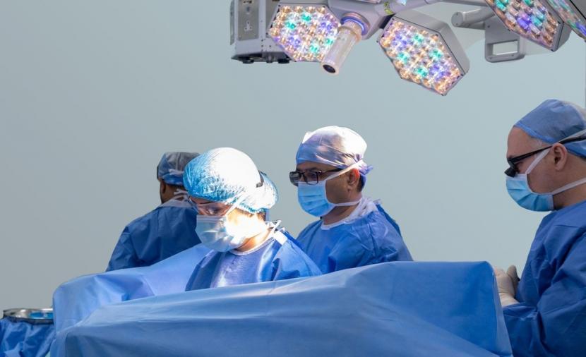 نجاح توطين وإجراء أول عملية لزراعة جهاز التحكم الب