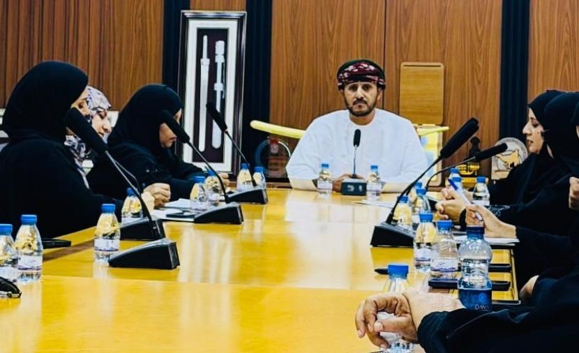 "موسوعة المرأة العُمانية عبر التاريخ" على طاولة والي الخابور