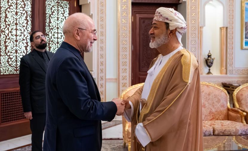 بالصور.. جلالة السلطان يستقبل رئيس مجلس الشورى الإيراني 