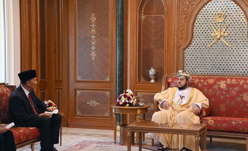 نيابة عن جلالة السلطان.. السيد أسعد يودِّع السفير الإندونيسي 
