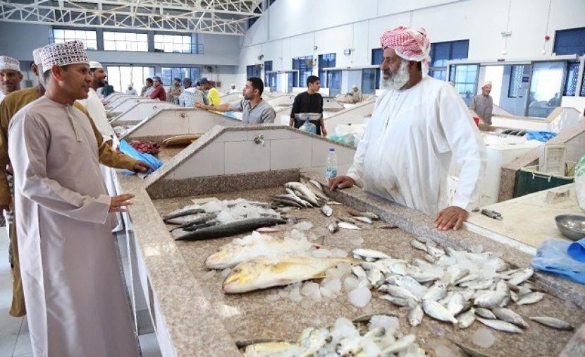 انخفاض أسعار الأسماك في الأسواق مع وفرة المعروض