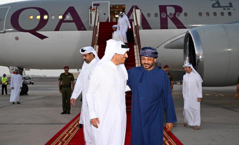 بدر بن حمد يستقبل رئيس مجلس الوزراء القطري في مسقط 