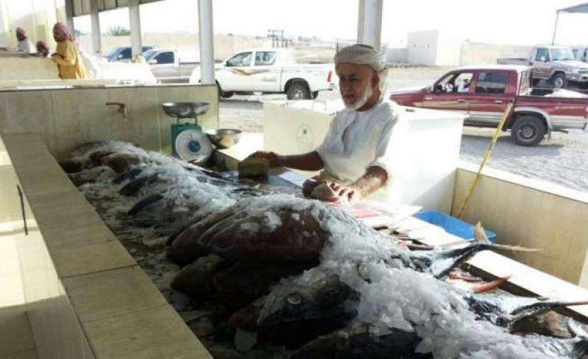 إنزال كميات من الأسماك في الأسواق ضمن "خطة التسويق" 