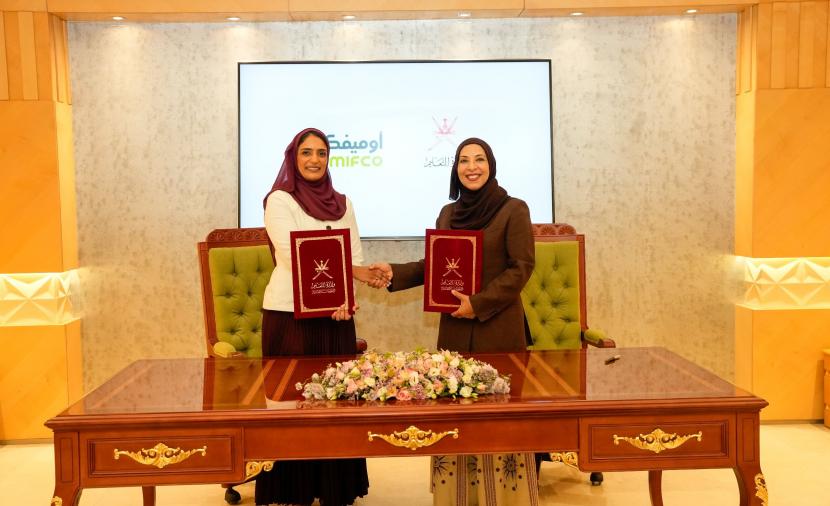 Oman: Ministry of Education signs three agreements with OOMCO to fund student scholarships