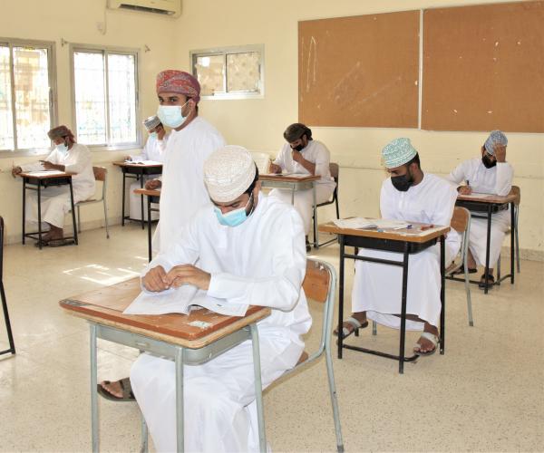 طلبة الدبلوم العام في الداخلية يواصلون أداء الامتحانات النهائية | جريدة  الرؤية العمانية