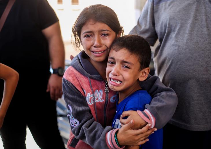 كأنها القيامة".. أطفال غزة يعيشون أهوالا تحت القصف الإسرائيلي المتواصل (صور) | جريدة الرؤية العمانية