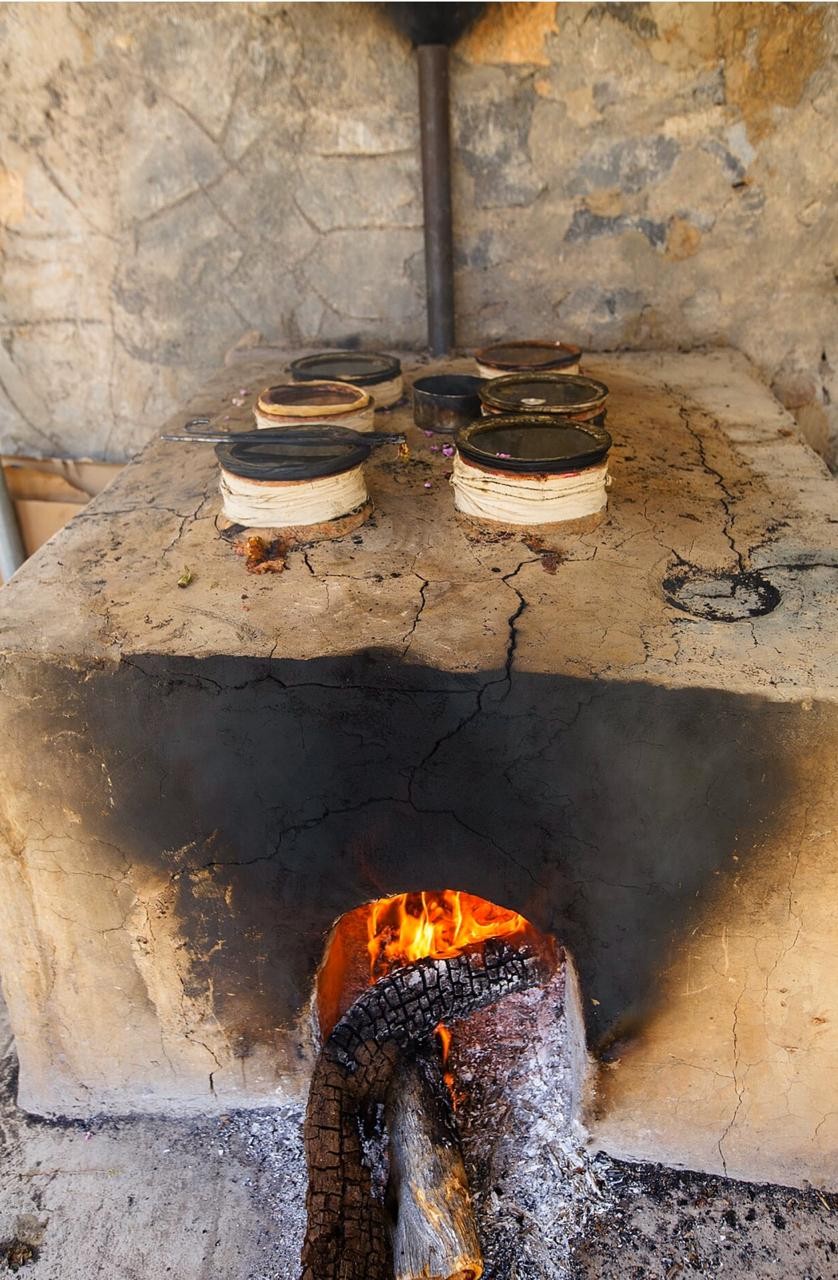 صناعة-ماء-الورد-في-الجبل-الأخضر7.jpg