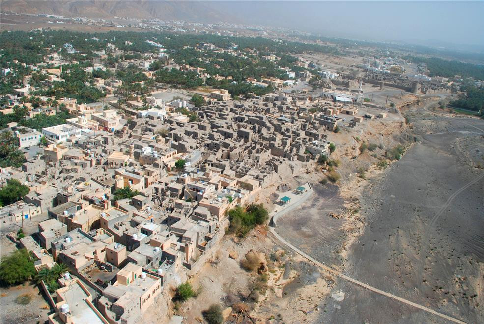 صورة-جوية-حارة-النزار-واسفلها-كهف-جرنان.jpg