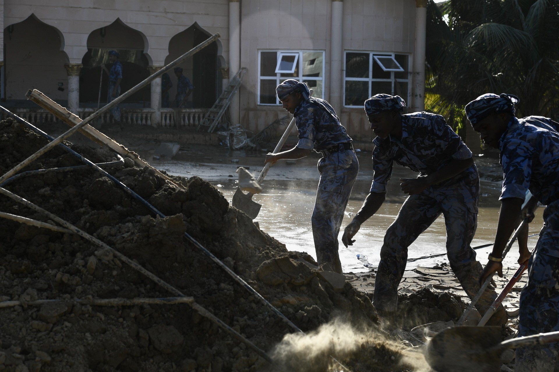 أكاديمية السلطان قابوس لعلوم الشرطة تشارك في جهود التعافي من الإعصار شاهين 1.JPG