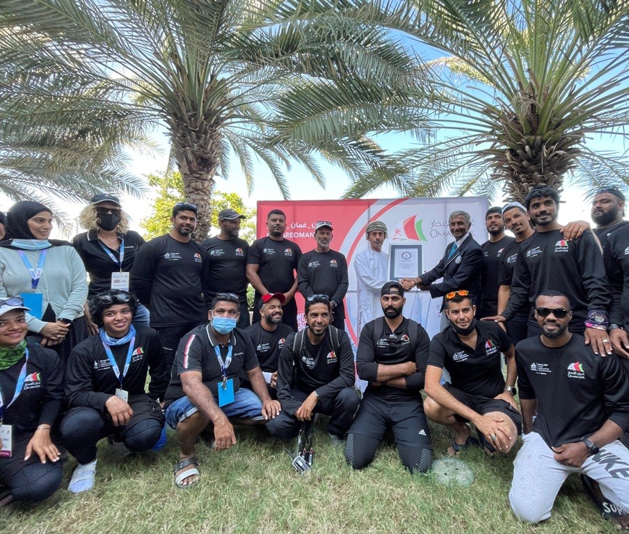Group image of the official awarding of the Guinness World Record الصورة الجماعية باعتماد الرقم القياسية من الموسوعة.jpg