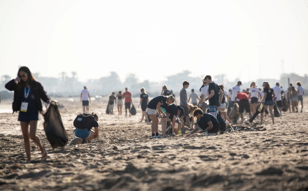 73 جنسية في حملة تنظيف الشاطئ 73 nationalities cleaning up the beach in one location.JPG