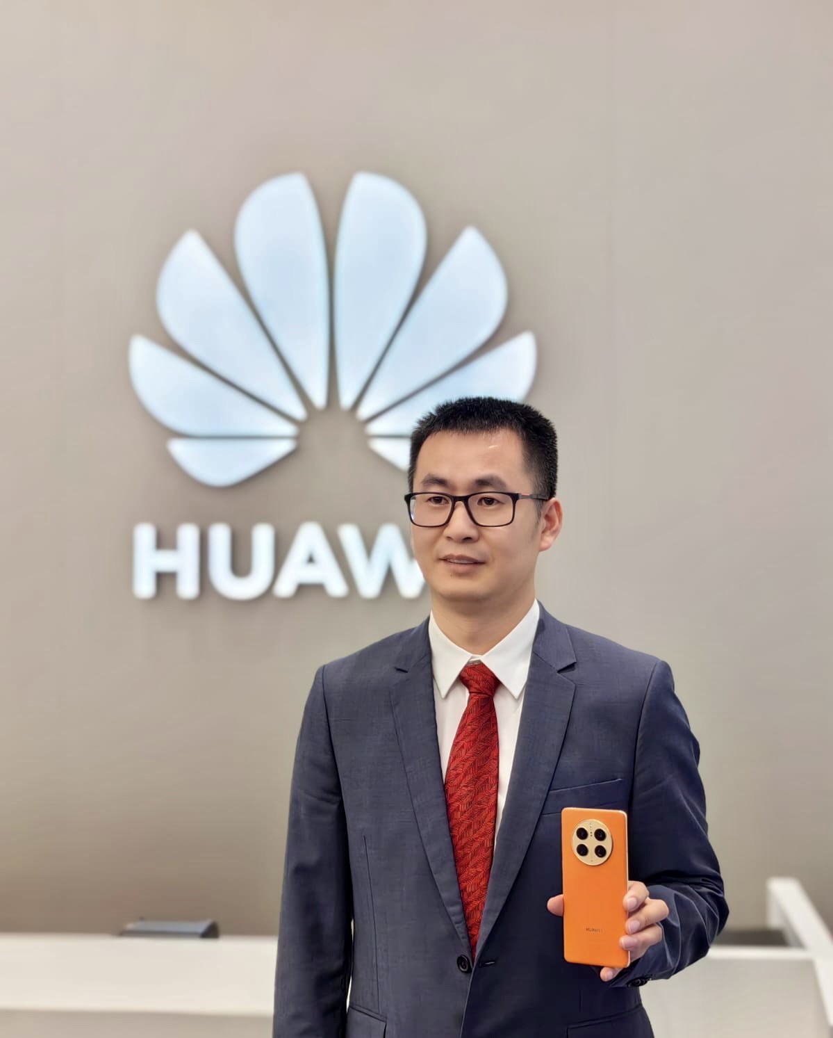 Mr. Steven Li with Huawei Mate50.JPG