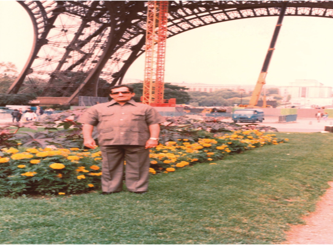 الشيخ حمد بن عيسى الطائي في رحلة إلى باريس تحت برج إيفيل.png