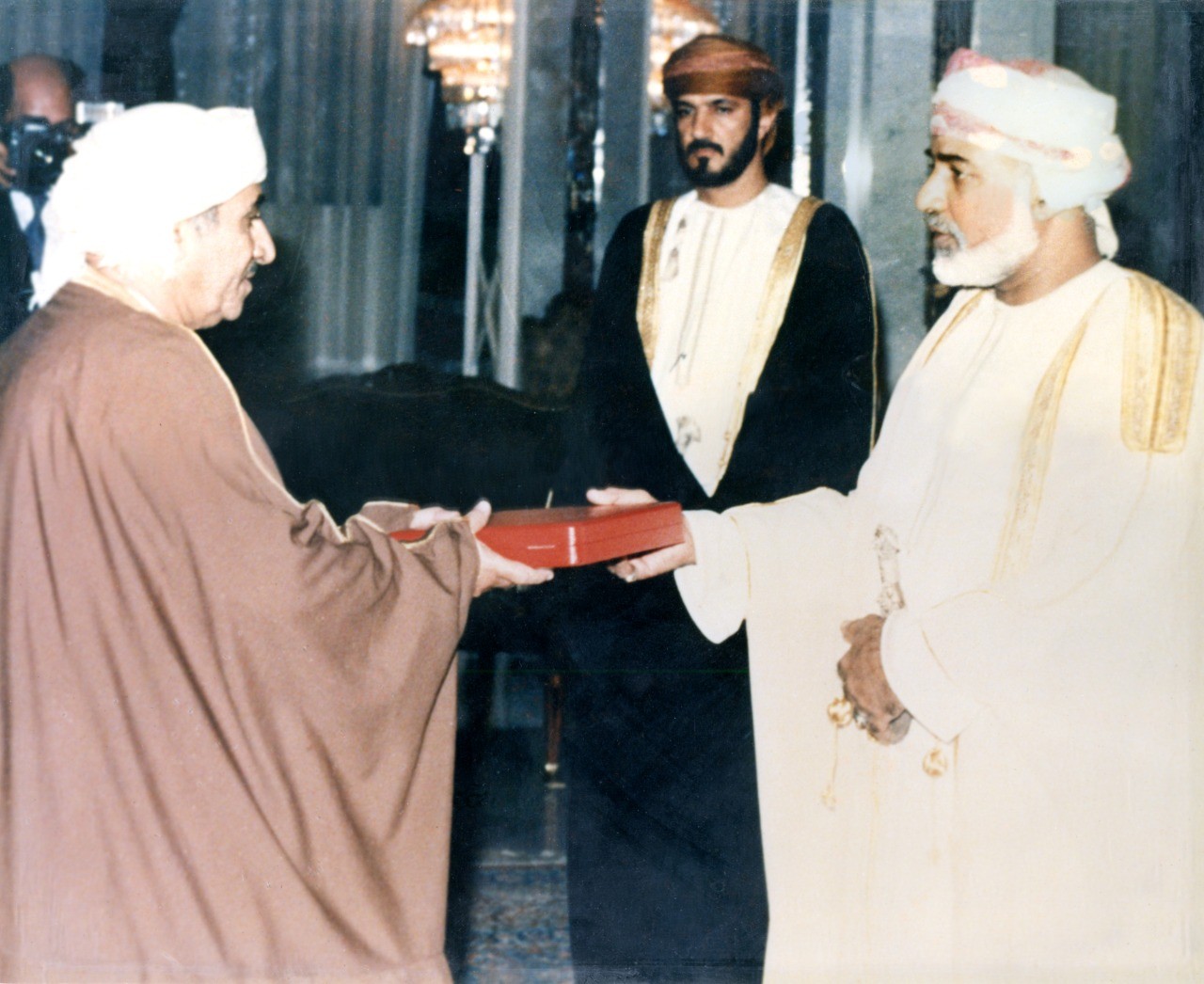 الشيخ حمد مع السلطان قابوس.jpg