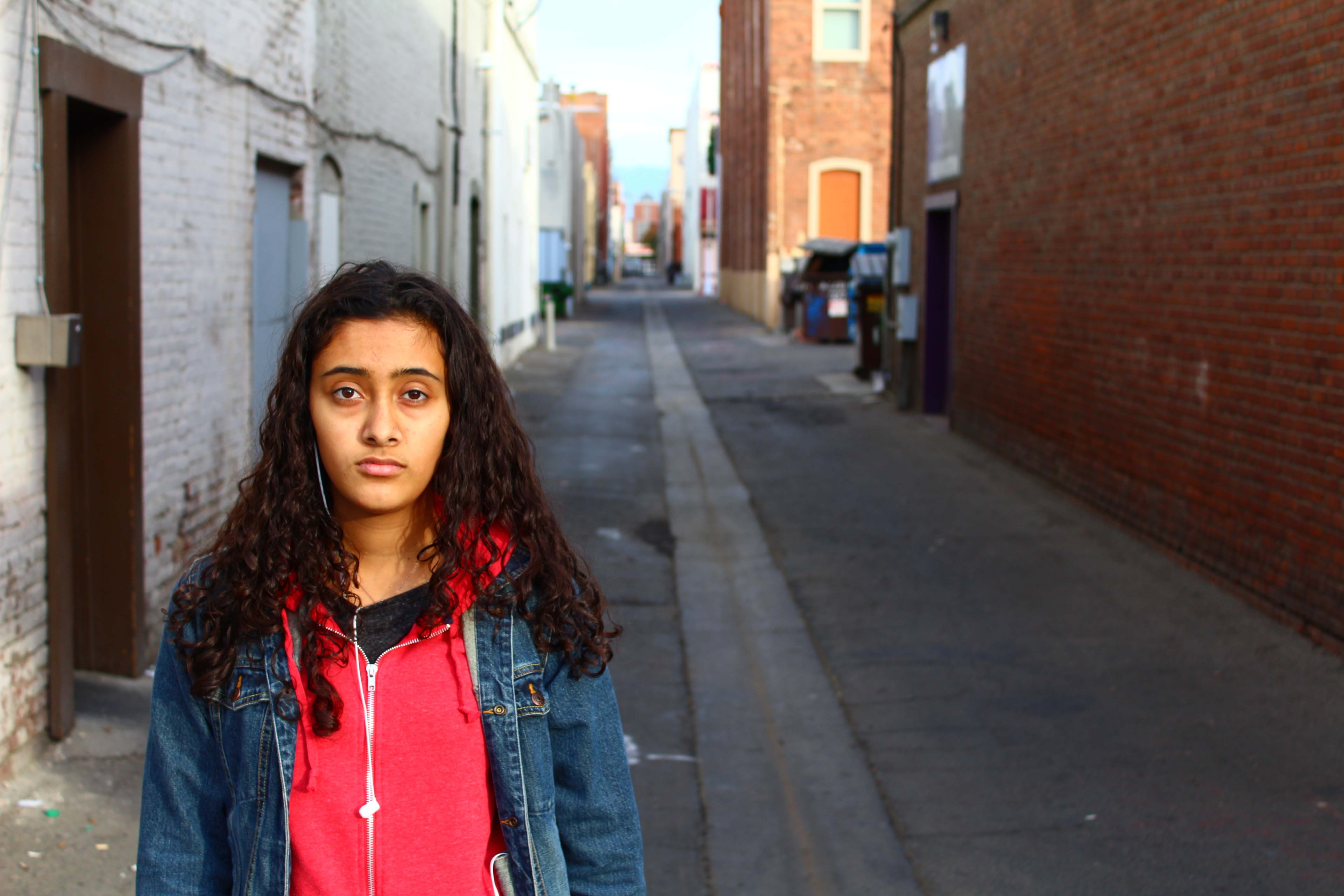 فتاة عربية بالمهجر.jpg