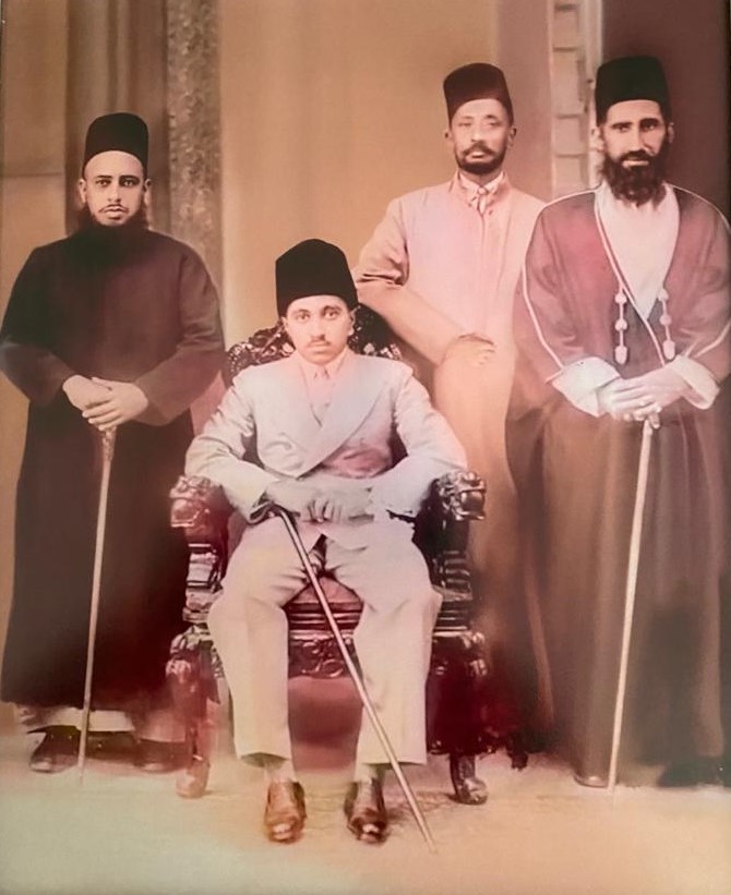 الشيخ عيسى بن صالح الطائي، والشيخ الزبير بن علي، رفقة السلطان سعيد بن تيمور والسيد سعود بن علي البوسعيدي.jpg