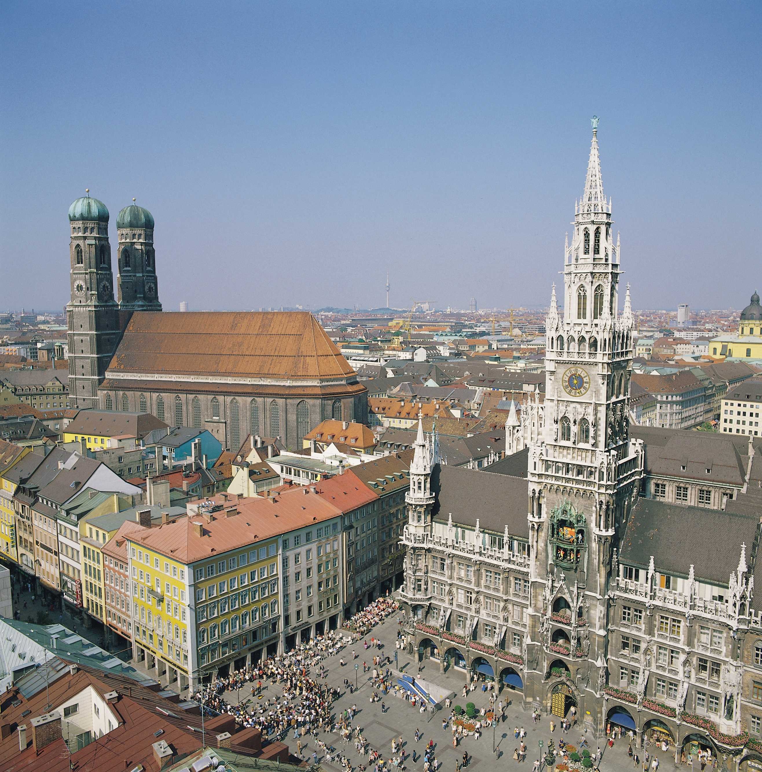 Münchner Marienplatz mit Neuem Rathaus und Frauenkirche, © München Tourismus, Christl Reiter.jpg