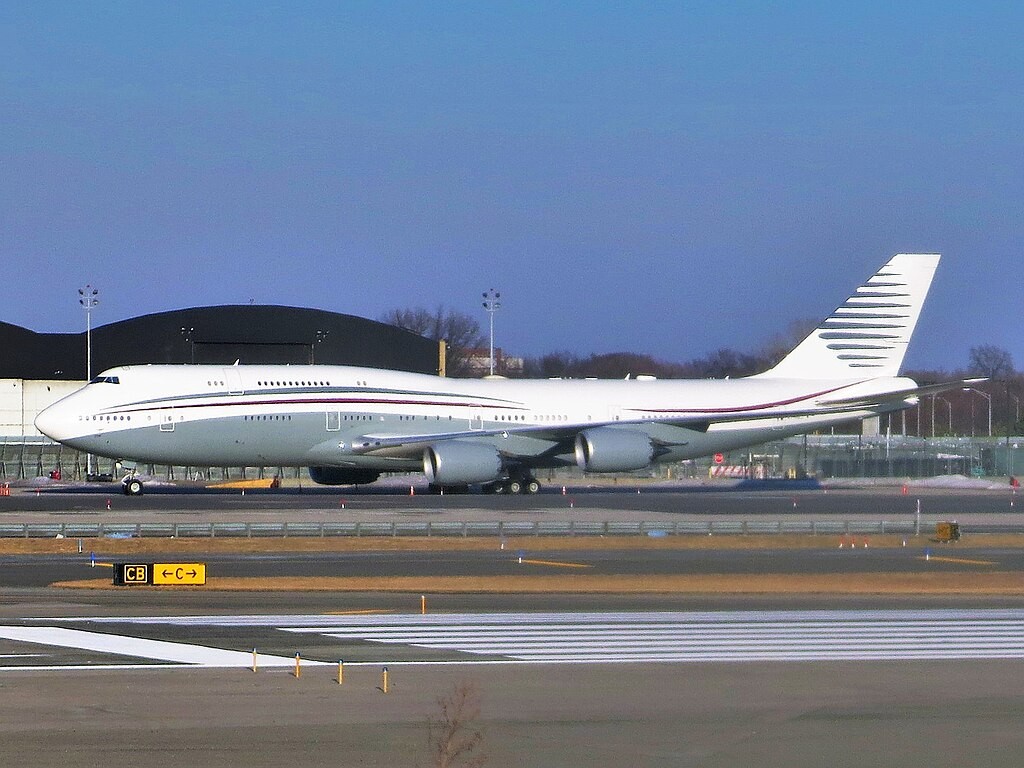Qatar_Amiri_Flight_Boeing_747-8KB_Intercontinental_(Boeing_Business_Jet)_A7-HBJ_parked_at_JFK_Airport.jpg