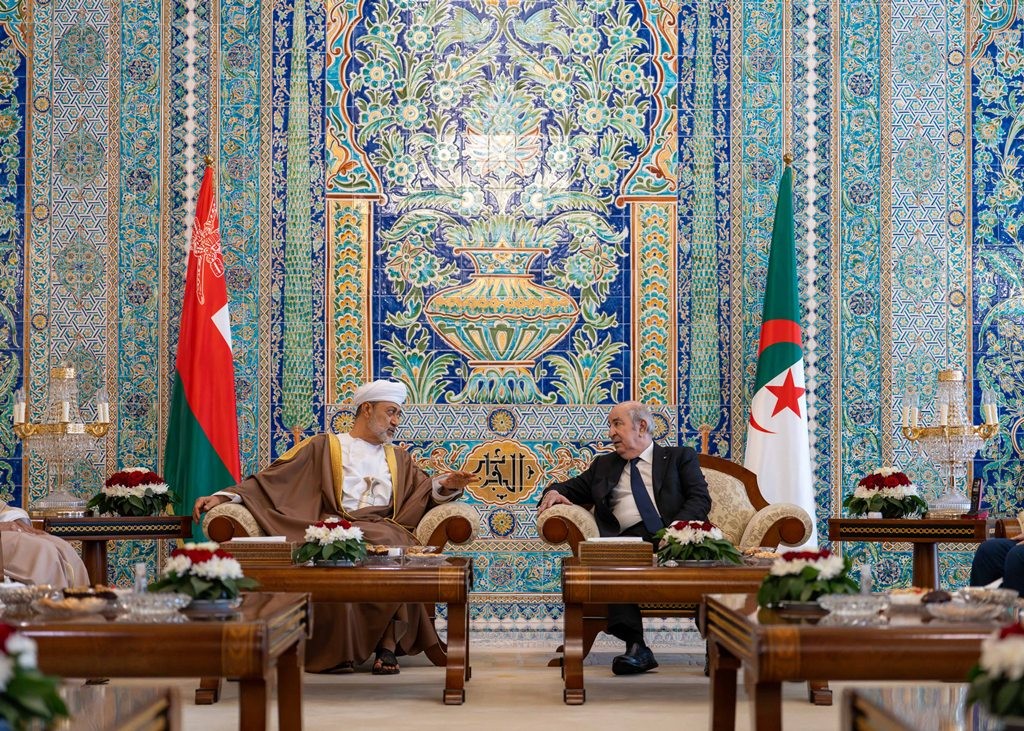 جلالة السلطان اللقاء الودي الجزائر  (4).jpg