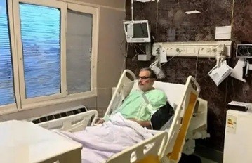 علي شامخاني على سرير العلاج.jpg