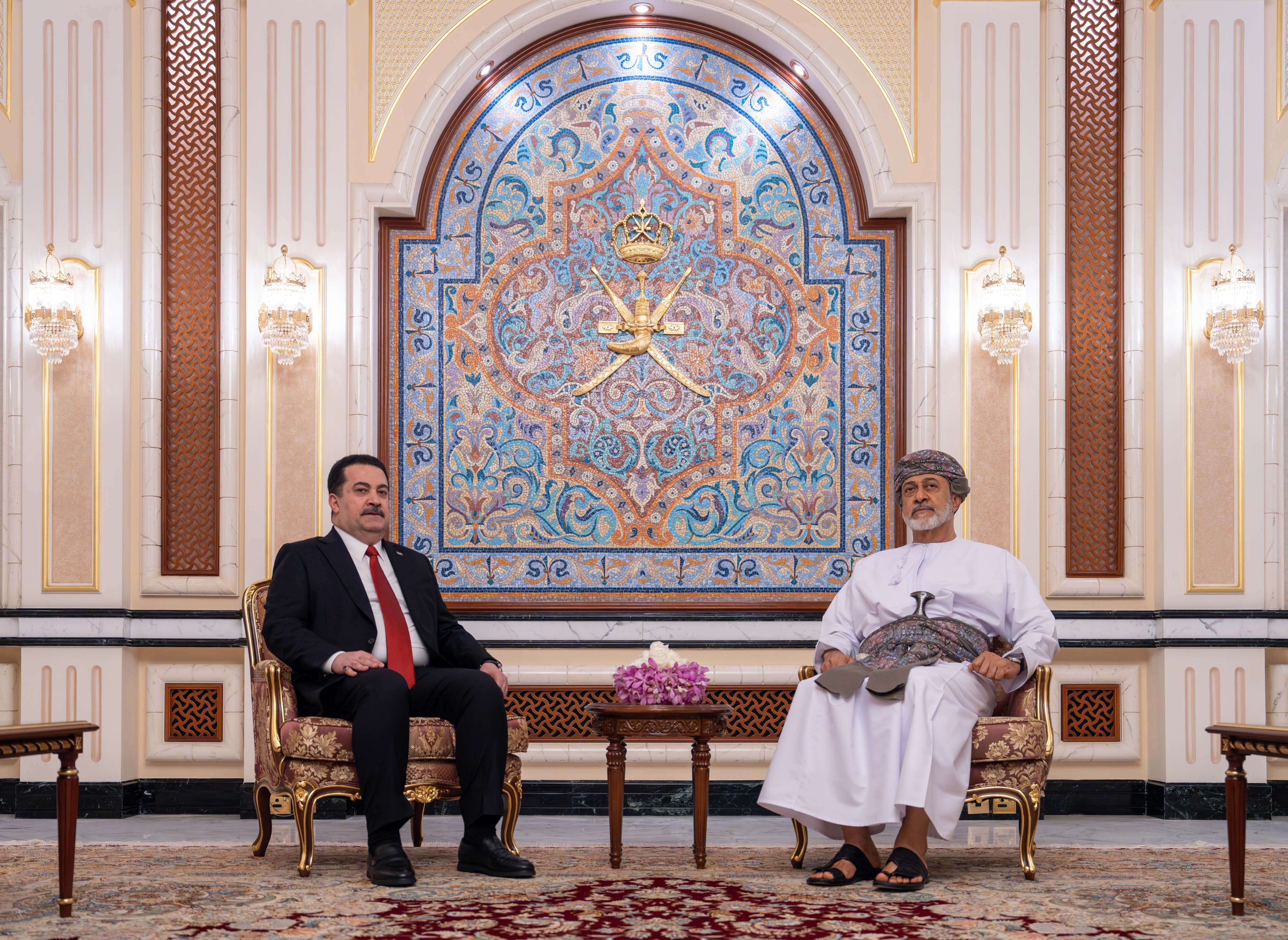 جلالة السلطان مأدبة عشاء رئيس الوزراء العراقي (1).jpg