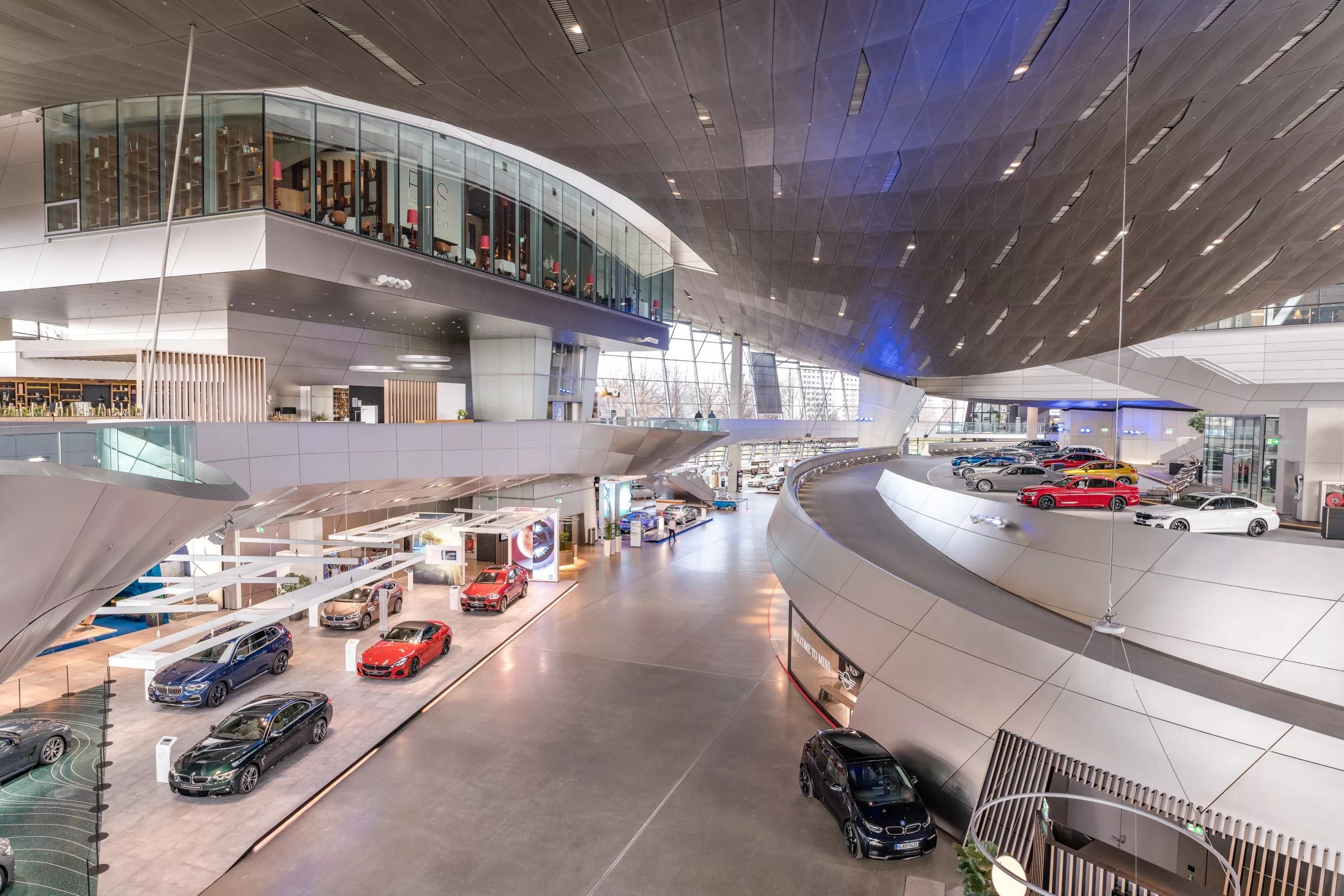 معرض bmw في ميونخ.jpg