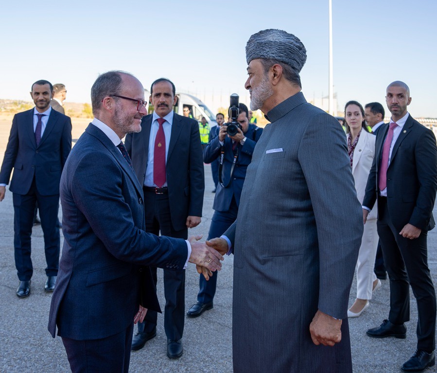 جلالة السلطان وصول إسبانيا (7).jpg