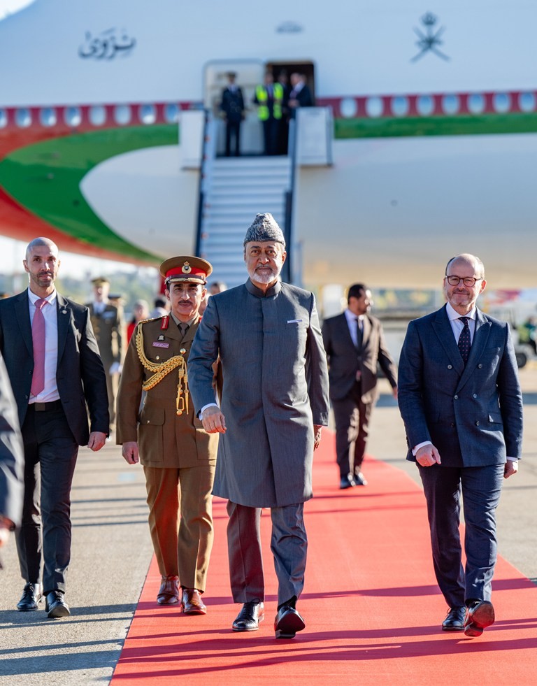 جلالة السلطان وصول إسبانيا (3).jpg