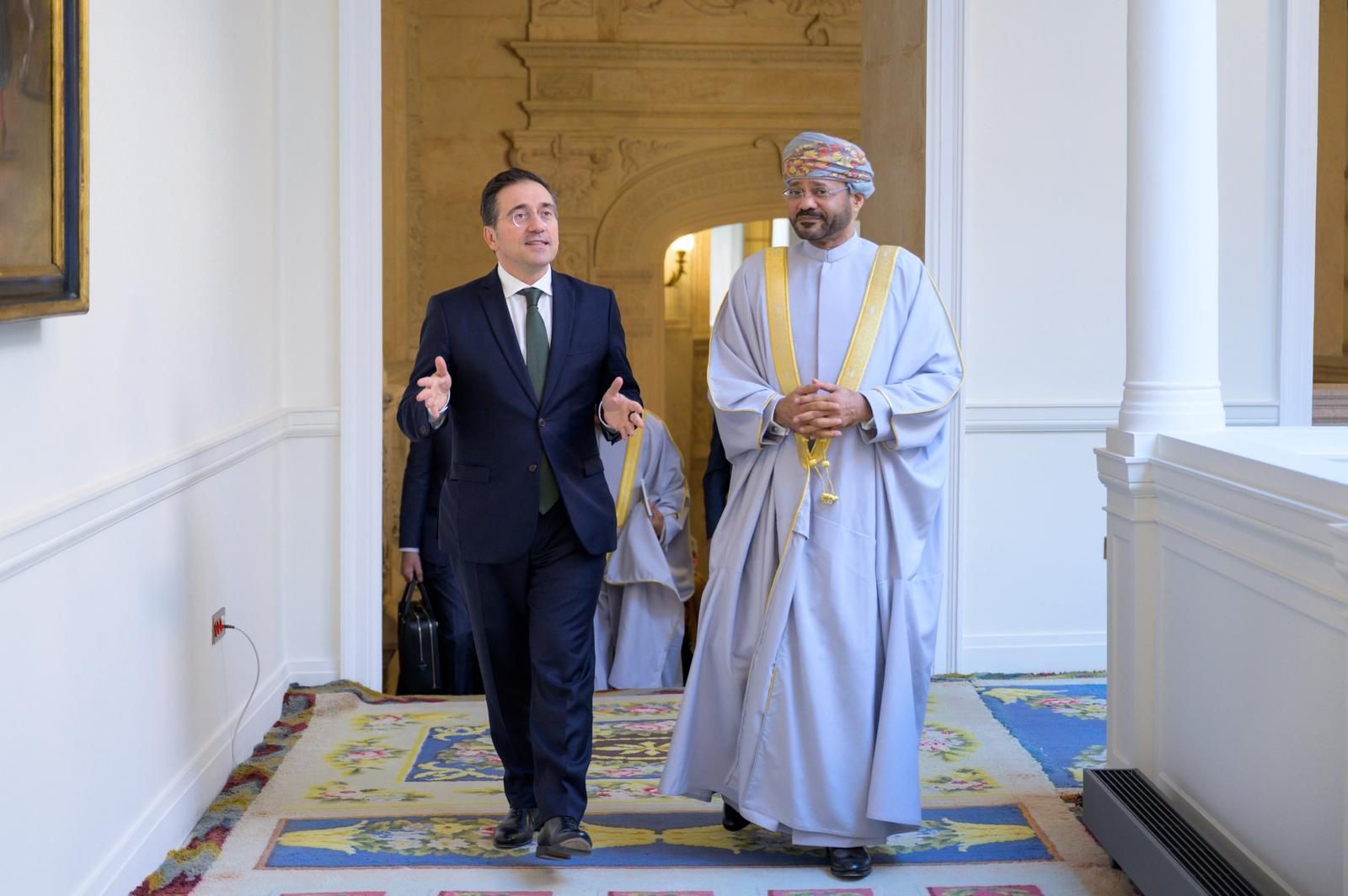 بدر بن حمد والوزير الاسباني (1).jpeg