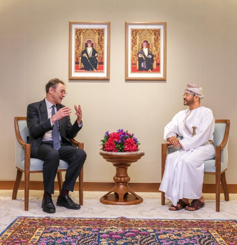 مع الرئيس التنفيذي لمركز الحوار الإنساني.jpg