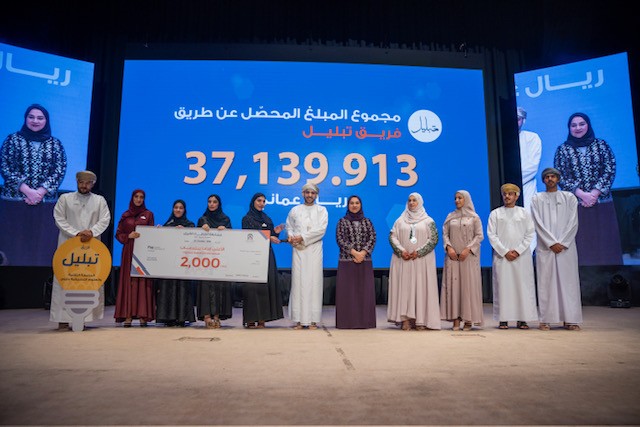 فريق تبليل الفائز بالجائزة الكبرى الاعلى ايرادا.JPG