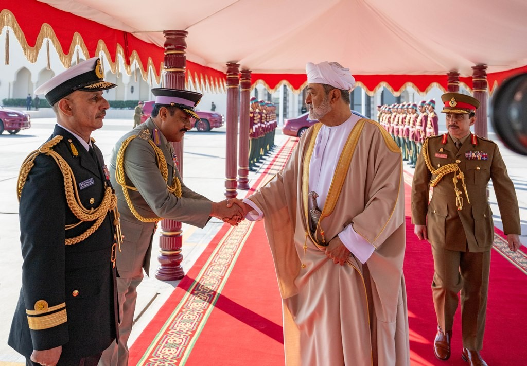 جلالة السلطان مغادرة الى القمة الخليجية بالبحرين (4).jpg