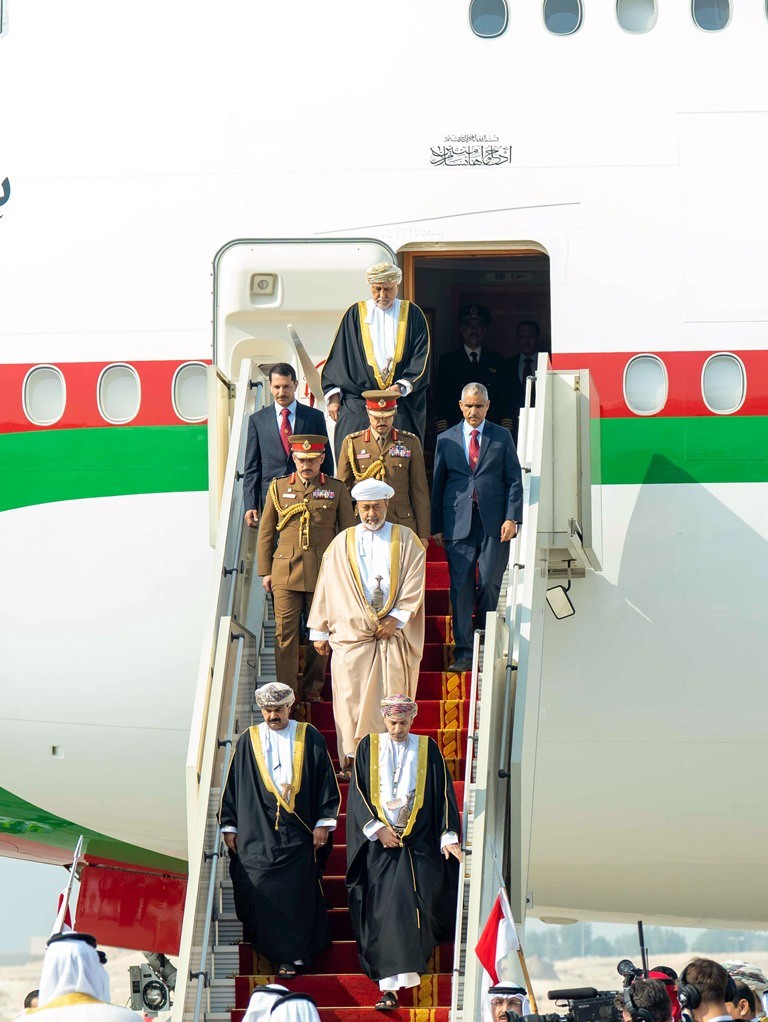 جلالة السلطان وصول البحرين (1).jpg