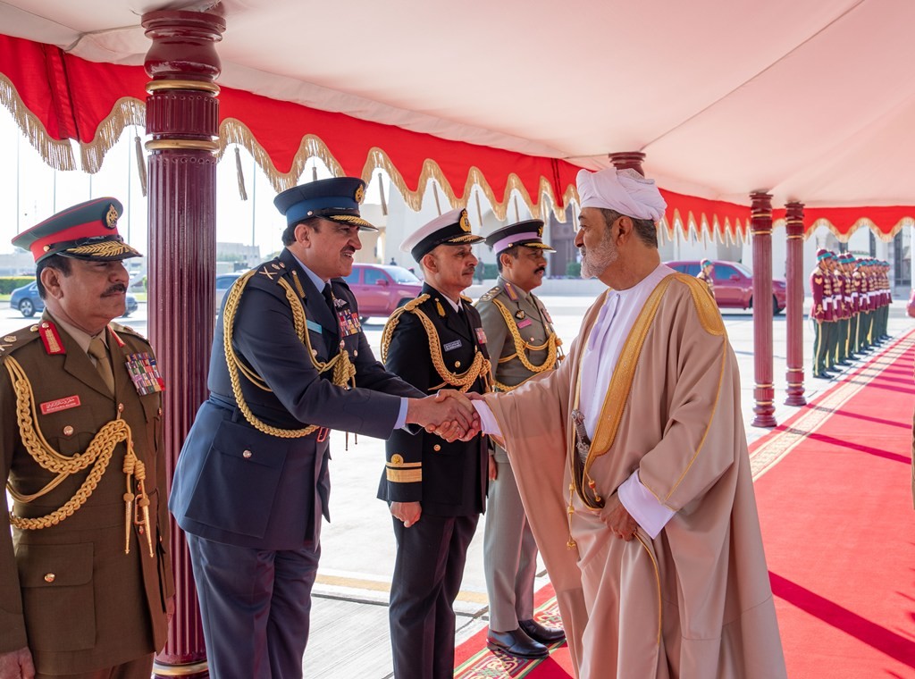 جلالة السلطان مغادرة الى القمة الخليجية بالبحرين (1).jpg