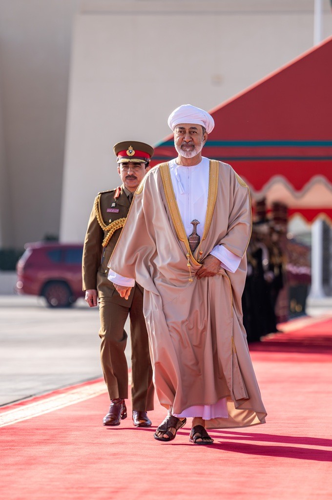 جلالة السلطان مغادرة الى القمة الخليجية بالبحرين (2).jpg