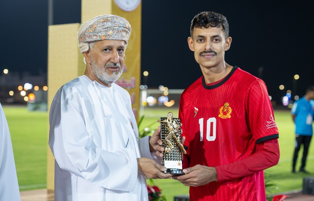 اللاعب أحمد بن يوسف النيادي من فريق وحدة أمن شؤون البلاط السلطاني يحصل على جائزة أفضل لاعب في البطولة.jpg