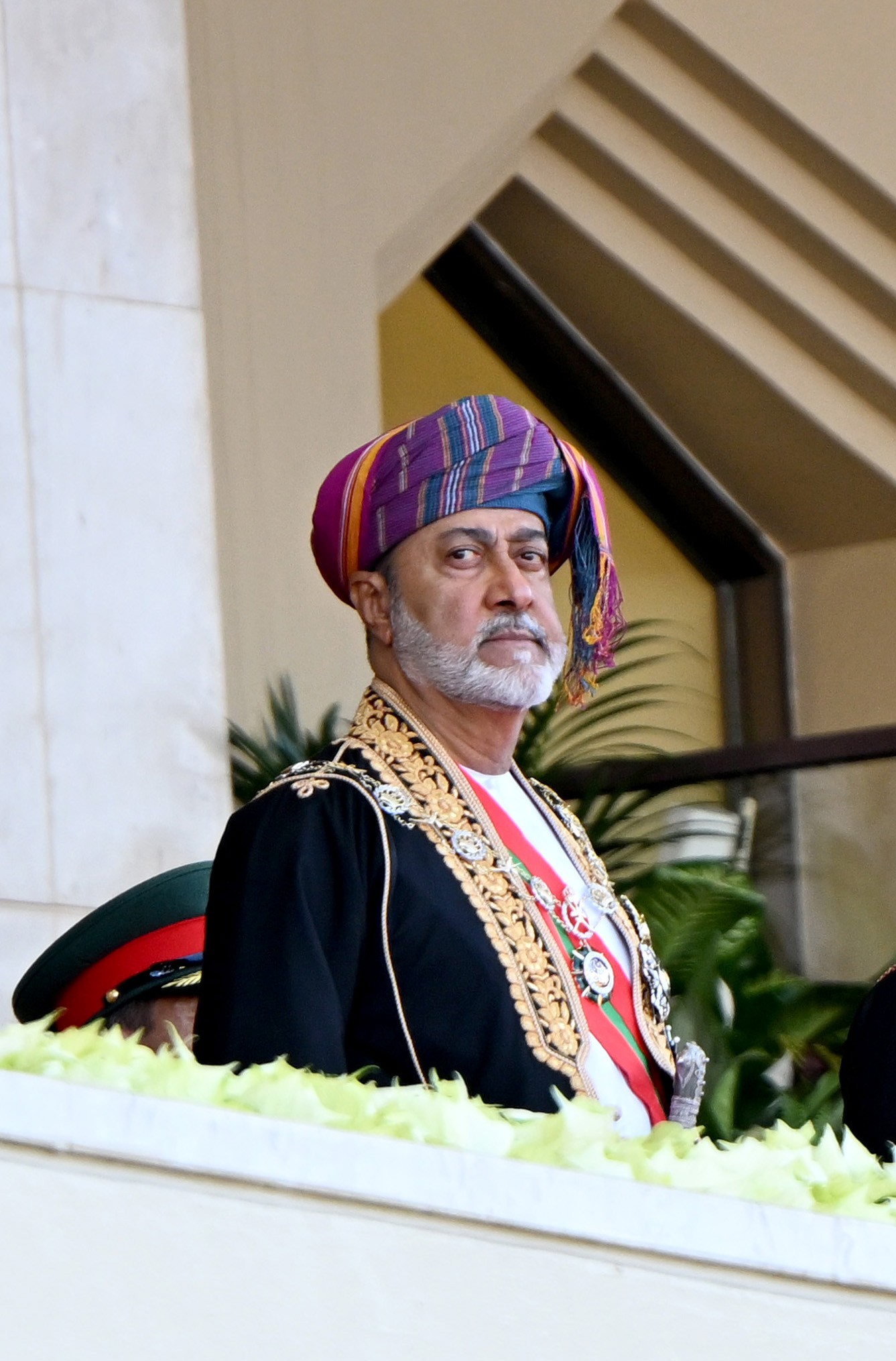 جلالة السلطان العرض العسكري (1).jpg